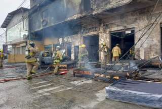 Incendio en la v&iacute;a a Daule deja dos fallecidos en local de colchones