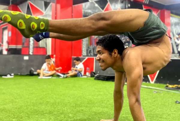 Jos&eacute; Andr&eacute;s Montiel coloca a Ecuador en lo m&aacute;s alto con un nuevo R&eacute;cord Guinness en yoga.