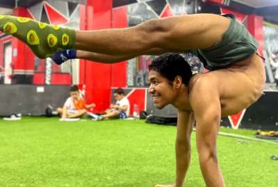 Joven ecuatoriano rompe R&eacute;cord Guinness en yoga