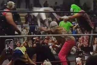 El momento &eacute;pico: abuelita irrumpe en lucha libre con una silla y se vuelve viral