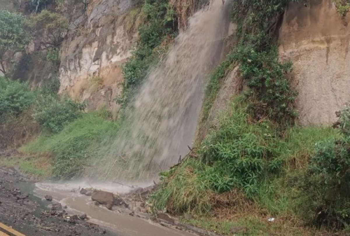 Lluvia causó un deslizamiento de tierra cerca del puente del Río Chiche
