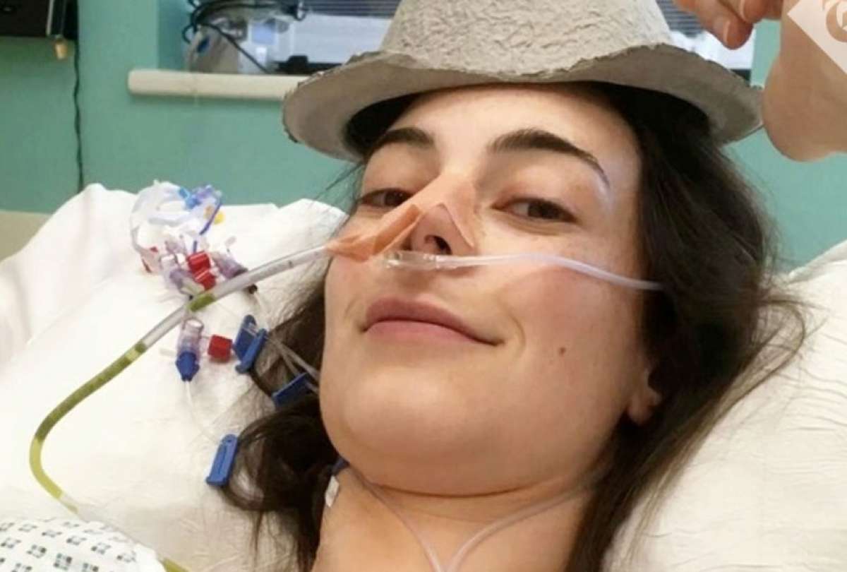 Lo que comenzó como una simple intoxicación alimentaria tras una cena laboral, terminó revelando un raro y agresivo cáncer abdominal. A Rebecca Hind le extirparon 13 órganos.