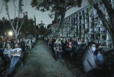 Contrario a lo que muchos pensar&iacute;an, la concurrencia no pudo ser mejor. Largas filas se formaron en el exterior del camposanto.