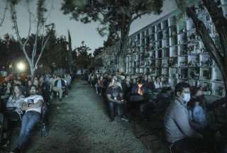 Terror al extremo: mexicanos convierten un cementerio en una sala de cine