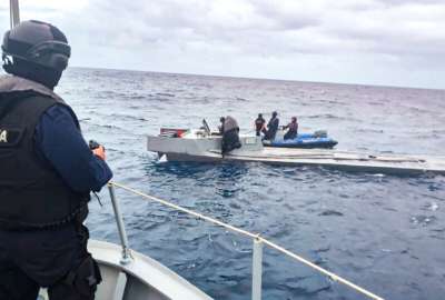 Polic&iacute;as y militares incautaron una embarcaci&oacute;n con droga en Manta. 