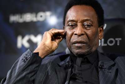 M&eacute;dicos aseguran que Pel&eacute; sigue mejorando pero sin "previsi&oacute;n de alta"