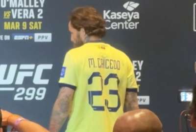 Marlon Vera dio la conferencia de prensa en espa&ntilde;ol puesto la camiseta de Mois&eacute;s Caicedo 