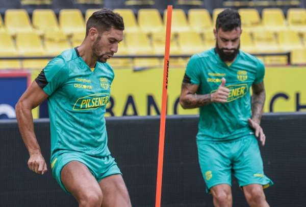 Bruno Pi&ntilde;atares (izq.) se entrena en el estadio Monumental, junto a Gonzalo Mastriani