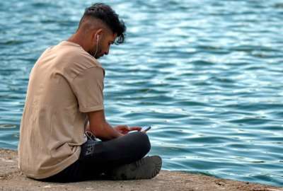 Estudio revela que los j&oacute;venes podr&iacute;an perder la audici&oacute;n por el uso constante de auriculares