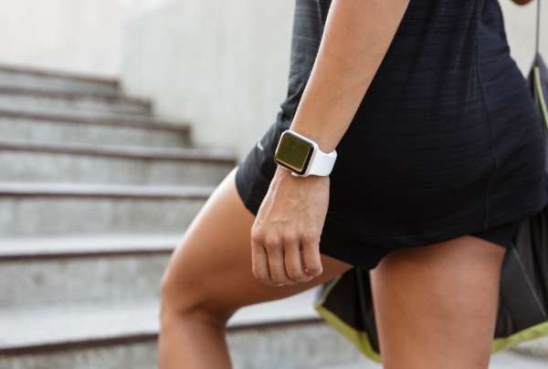 Una investigaci&oacute;n detecta altos niveles de PFAS en pulseras de relojes inteligentes