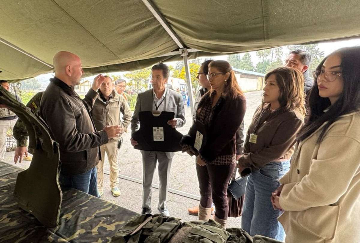Los miembros de la  Comisión de Soberanía, Integración y Seguridad Integral corroboraron la calidad de los chalecos adquiridos por las Fuerzas Armadas.
