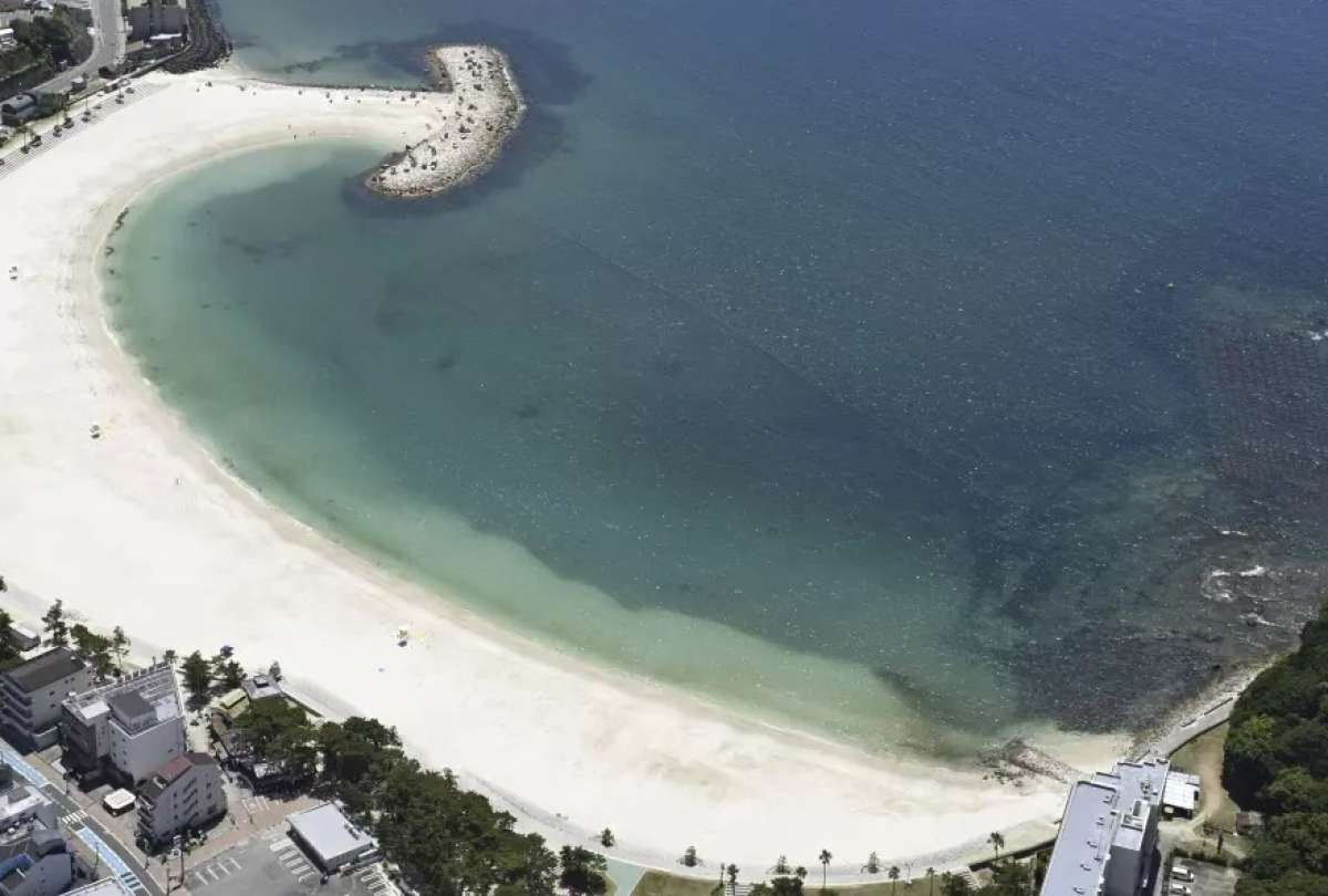 En un video se observa el retroceso del mar en Hawai, una señal clara de tsunami. 