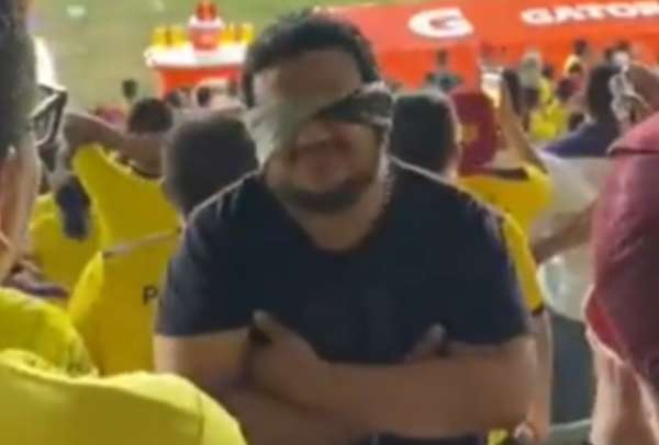 Un hincha de Barcelona se vend&oacute; los ojos al momento de los penales