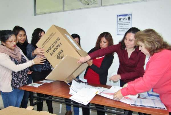 El voto es obligatorio para todos los ecuatorianos empadronados y facultativo para j&oacute;venes de entre 16 y 17 a&ntilde;os, mayores de 65 y personas con discapacidad.&nbsp;