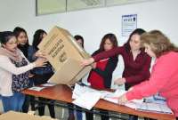 El voto es obligatorio para todos los ecuatorianos empadronados y facultativo para jóvenes de entre 16 y 17 años, mayores de 65 y personas con discapacidad. 