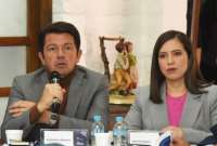 Francisco Jiménez, ministro de Gobierno y Ana Changuín, viceministra de esa cartera, presentaron las preguntas de la Consulta Popular a la Corte Constitucional del Ecuador.