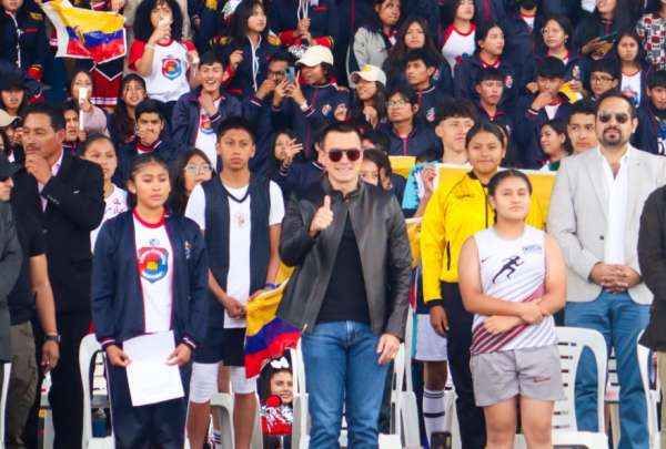 El presidente Daniel Noboa acudi&oacute; al Ol&iacute;mpico de Riobamba