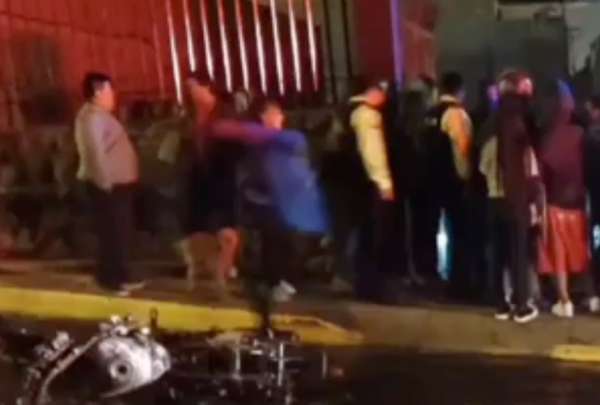 Dos delincuentes se salvaron de ser linchados. Ellos robaron a varios ciudadanos minutos antes en un restaurante.&nbsp;