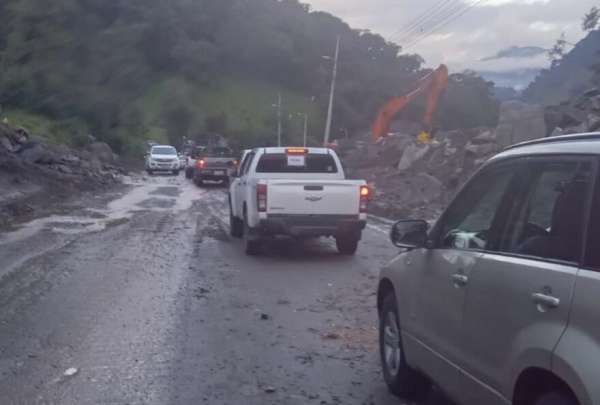 Paso controlado en la Papallacta &ndash; Baeza permitir&aacute; llegada de productos a Napo y Orellana