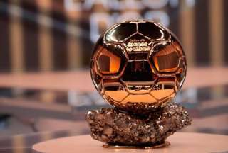 Revelaron la cantidad de dinero recaudada por la subasta de un bal&oacute;n de oro de Cristiano Ronaldo