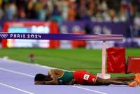 El atleta Lamecha Girma se qued&oacute; tendido en el piso, tras una aparatosa ca&iacute;da en los 3.000 metros obst&aacute;culos.