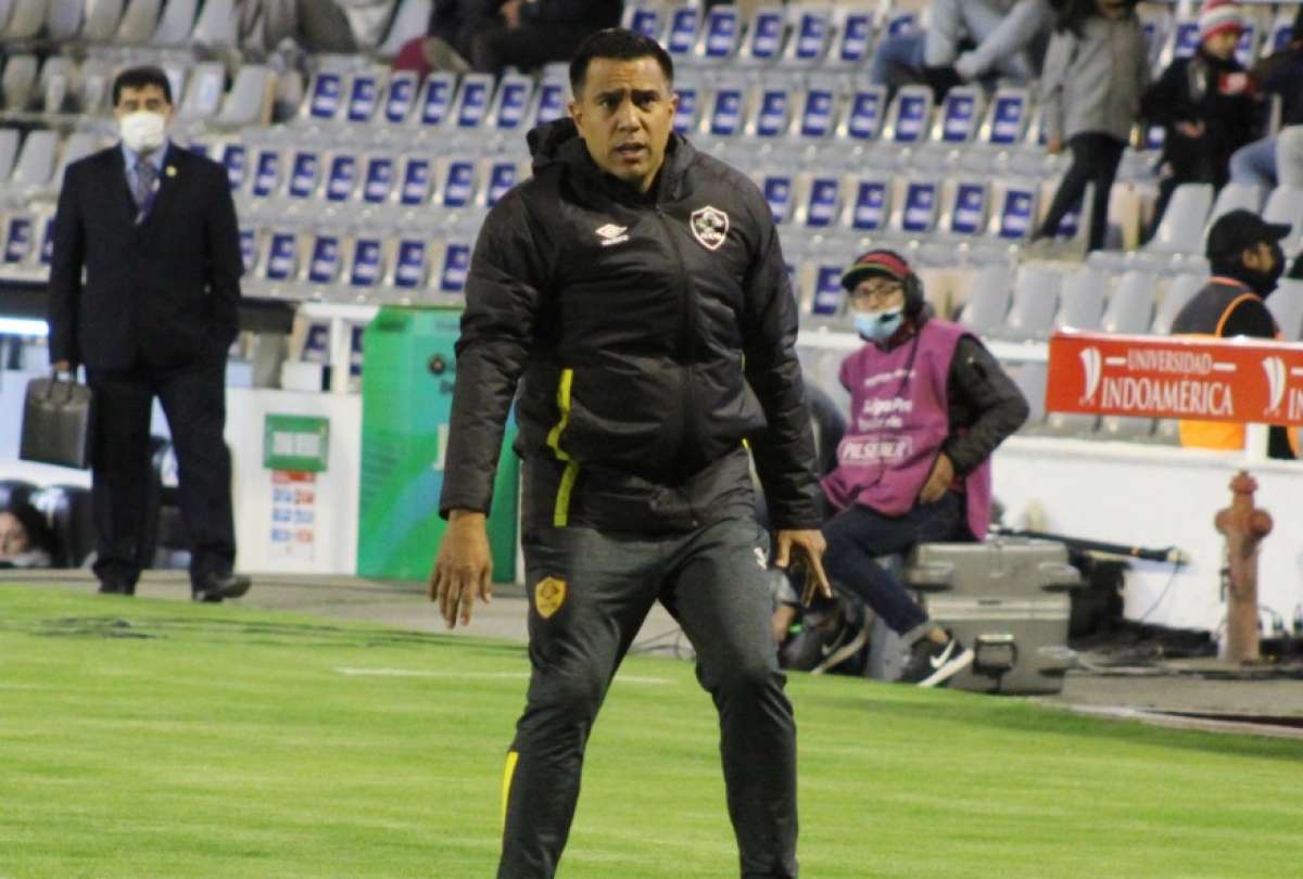 El DT C&eacute;sar Far&iacute;as discuti&oacute; con el goleador argentino, en pleno partido entre Delf&iacute;n y Aucas.