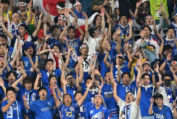 Hincha japon&eacute;s, feliz por el triunfo de su selecci&oacute;n, env&iacute;a buenos deseos a Ecuador