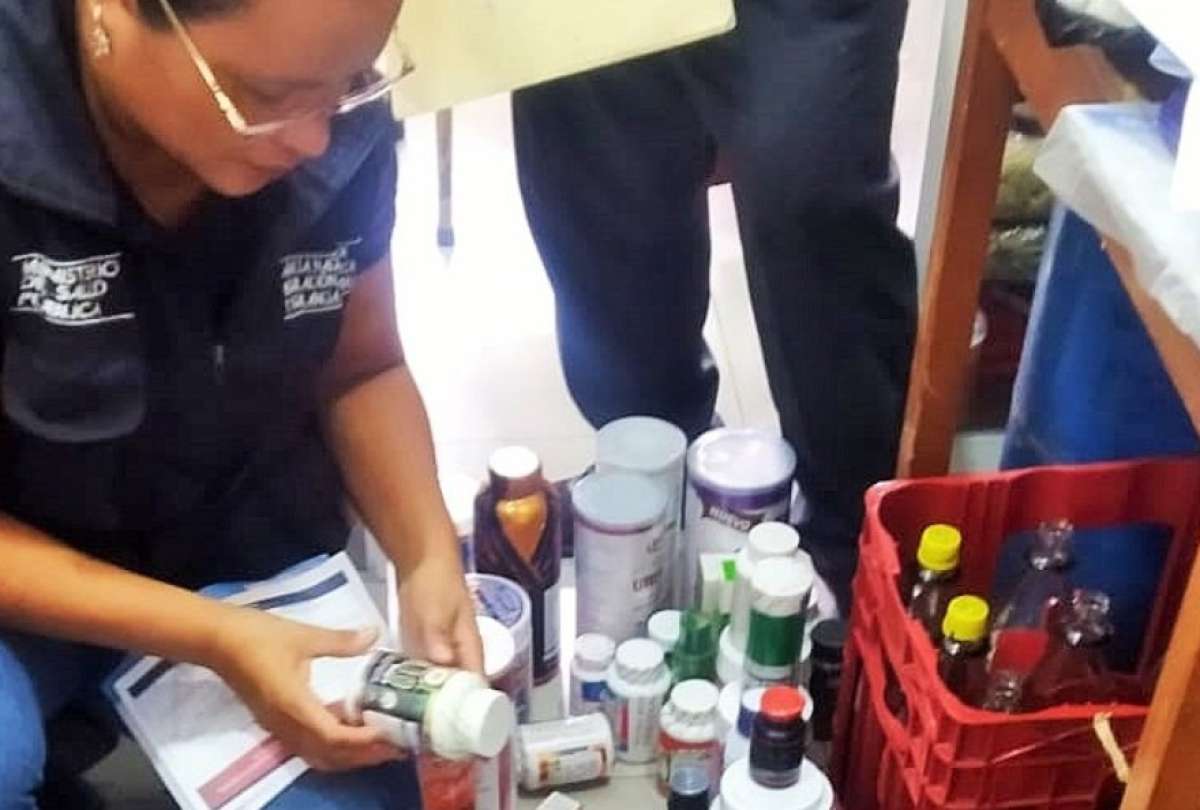Entre los 2.500 productos se encontraron pastillas, suplementos alimenticios y l&iacute;quidos que supuestamente ayudaban a bajar de peso y a &ldquo;curar&rdquo; enfermedades de forma &ldquo;natural&rdquo;. El local fue clausurado en Machala. 