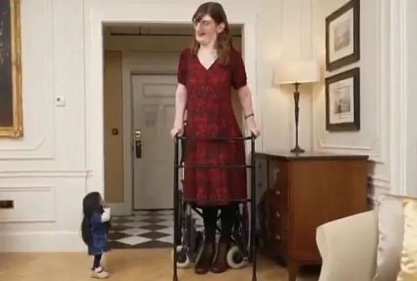 Día de los Récords Guinness reunió a la mujer más alta y más pequeña del mundo