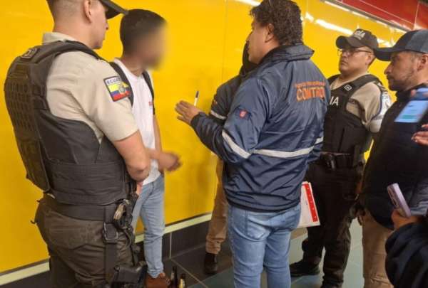 Personal de la AMC mult&oacute; a dos personas por beber licor dentro de las unidades del metro.