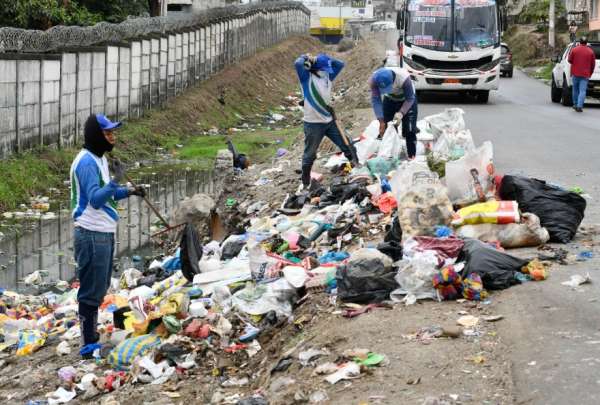 El Municipio de Guayaquil realiz&oacute; un operativo de limpieza al&nbsp;noroeste de la ciudad. Recogieron ocho toneladas de desechos.