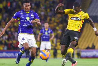 Jorge G&oacute;ngora (izq.), de Gualaceo, transporta el bal&oacute;n ante la marca de Leonel Qui&ntilde;&oacute;nez