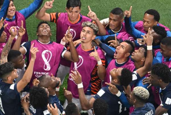 Los jugadores de Ecuador festejan el gol de &Eacute;nner Valencia contra Pa&iacute;ses Bajos. 