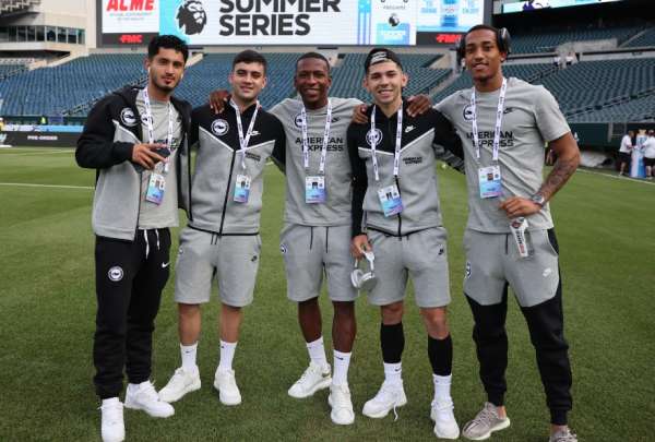 Pervis Estupi&ntilde;&aacute;n (centro) fue titular en el Brighton