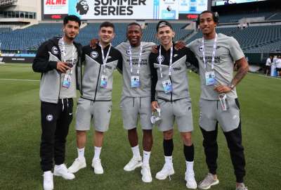 Pervis Estupi&ntilde;&aacute;n (centro) fue titular en el Brighton