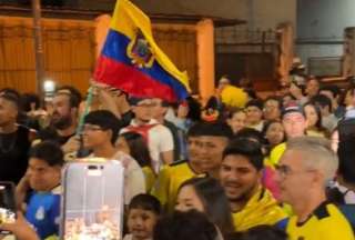 Hinchas gritan "Fuera Beccacece" en el banderazo de Ecuador