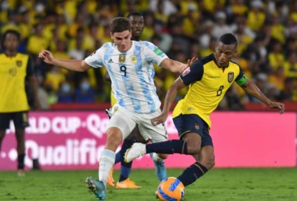 Carlos Gruezo (der.) marca al argentino Juli&aacute;n &Aacute;lvarez