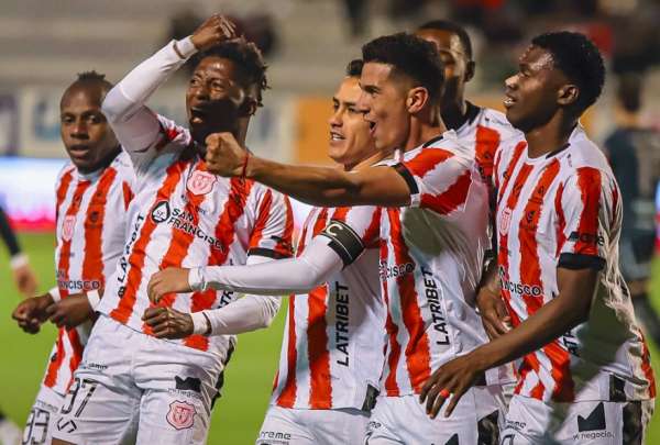 Diego Armas (centro) marc&oacute; los dos tantos del T&eacute;cnico Universitario en el triunfo sobre Aucas. 