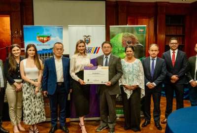 La ministra Sade Fritschi entreg&oacute; a Ecuacorriente S.A. un reconocimiento a sus esfuerzos por equilibrar el desarrollo minero y la preservaci&oacute;n de la biodiversidad en el sureste de Ecuador.