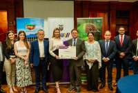La ministra Sade Fritschi entreg&oacute; a Ecuacorriente S.A. un reconocimiento a sus esfuerzos por equilibrar el desarrollo minero y la preservaci&oacute;n de la biodiversidad en el sureste de Ecuador.
