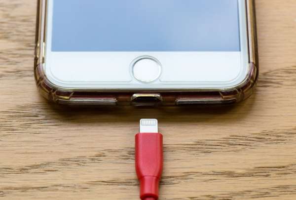 &iquest;Qu&eacute; pasa mientras usa el celular y carga el tel&eacute;fono?