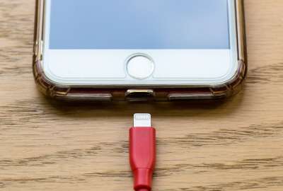 &iquest;Qu&eacute; pasa mientras usa el celular y carga el tel&eacute;fono?