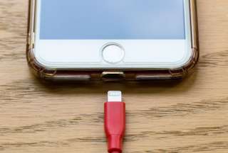 &iquest;Qu&eacute; pasa mientras usa el celular y carga el tel&eacute;fono?