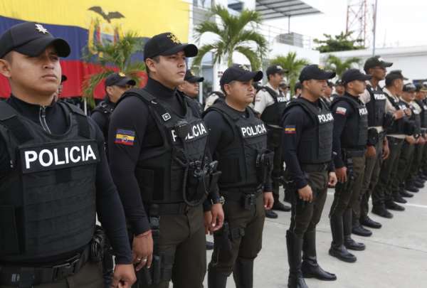El Gobierno entreg&oacute; este 10 de junio de 2024 a los servidores policiales 10.500 chalecos antibalas para su protecci&oacute;n, en Manta.