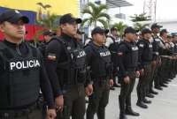 El Gobierno entregó este 10 de junio de 2024 a los servidores policiales 10.500 chalecos antibalas para su protección, en Manta.