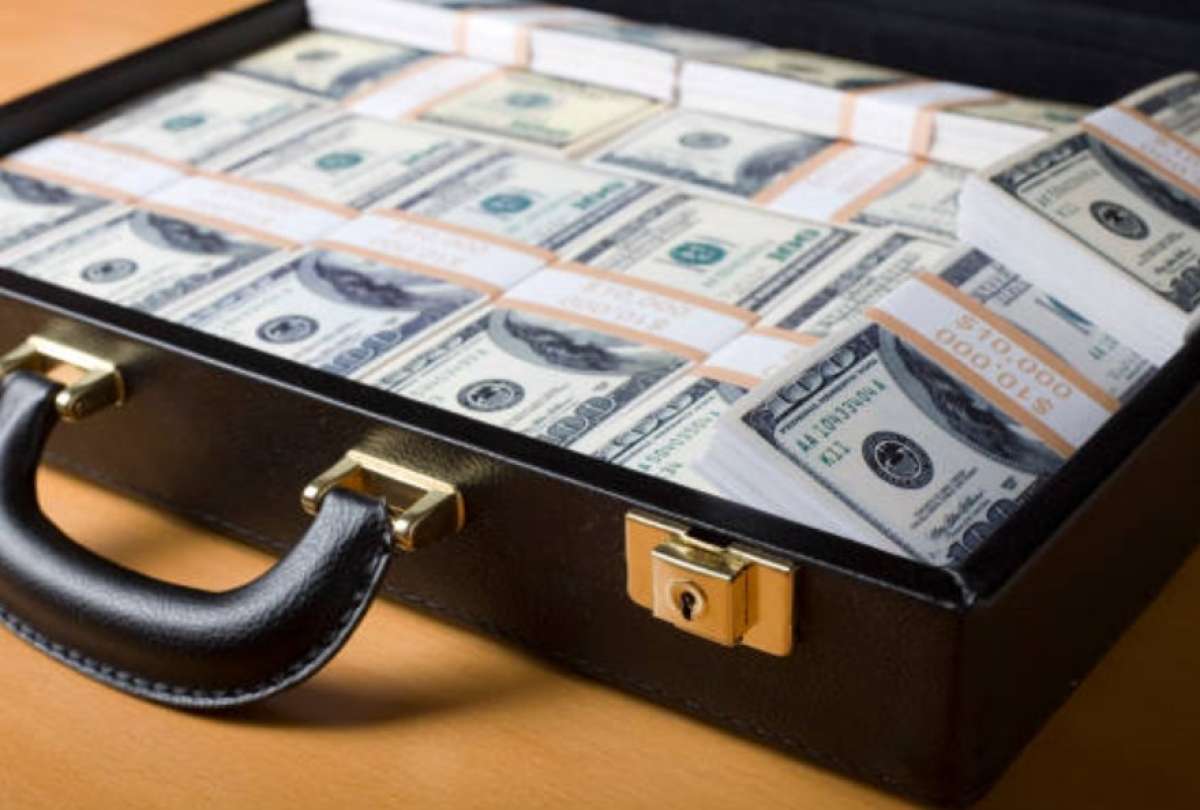 Más de USD 500.000 incautados al interior de la maleta de una policía.  