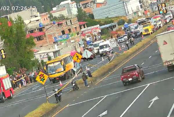 Tres personas fallecieron despu&eacute;s de un accidente de tr&aacute;nsito en la v&iacute;a Panamericana, a la altura de Otavalo. 
