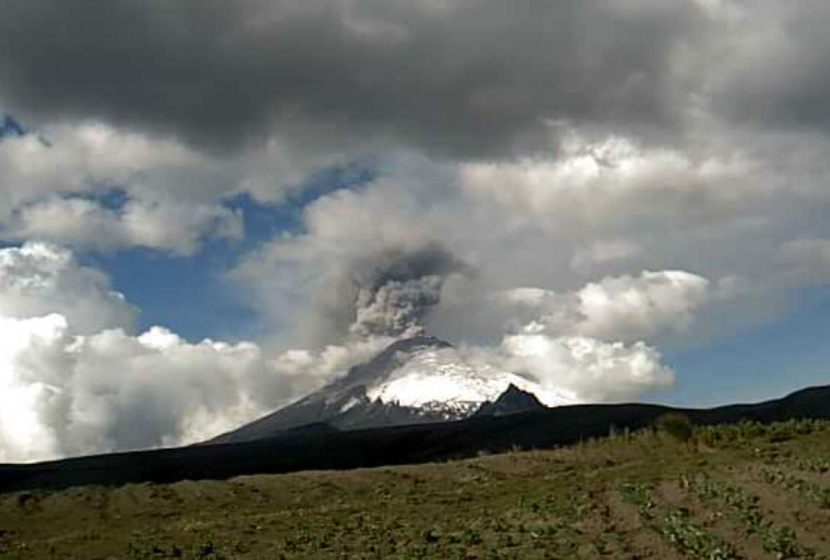 La ceniza forma parte de una nube emitida por el volc&aacute;n Cotopaxi.