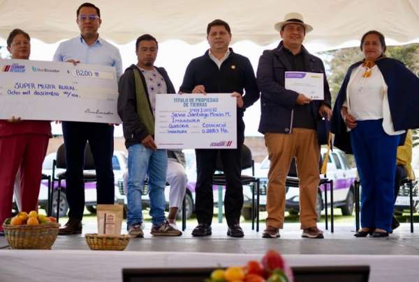 Productores agr&iacute;colas reciben beneficios para su desarrollo