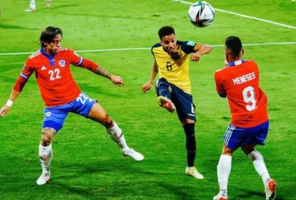 Byron Castillo controla el bal&oacute;n durante el partido ante Chile